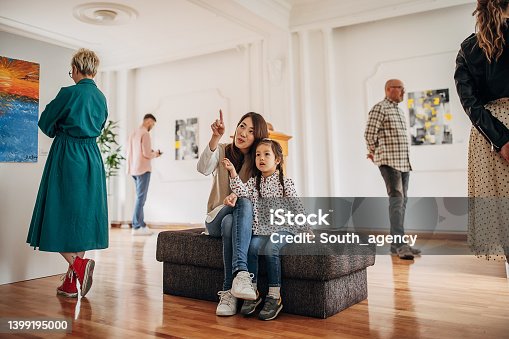 istock Mother and daughter in art gallery 1399195000
