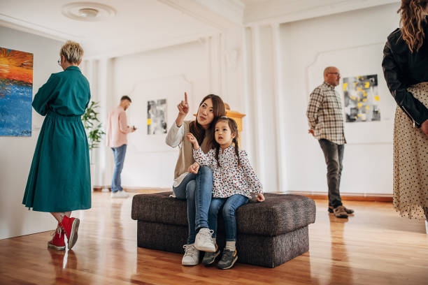 mãe e filha em galeria de arte - art indoors lifestyles education - fotografias e filmes do acervo