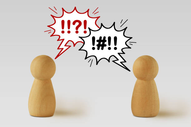 istock Pawns with argue speech bubbles - Concept of conflict and dialogue 1399195207
