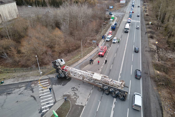 vista aerea dell'incidente stradale con camion rovesciato che blocca il traffico - covered truck foto e immagini stock