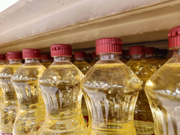 istock Bottled vegetable oils are arranged on supermarket shelves. 1399200425