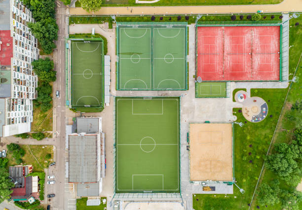 vista aérea de los campos de fútbol verde vacíos para el fútbol - juego de fútbol. disparo de drone ancho - torneo de tenis fotografías e imágenes de stock