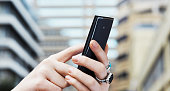 nahaufnahme-der-hand-die-mobiltelefon-und-textnachrichten-vor-dem-hintergrund-von.jpg?b=1&s=170x170&k=20&c=quBoue0X7wYHkol3icVRXpNUDb1dg2jGln_PgJuwLTs=