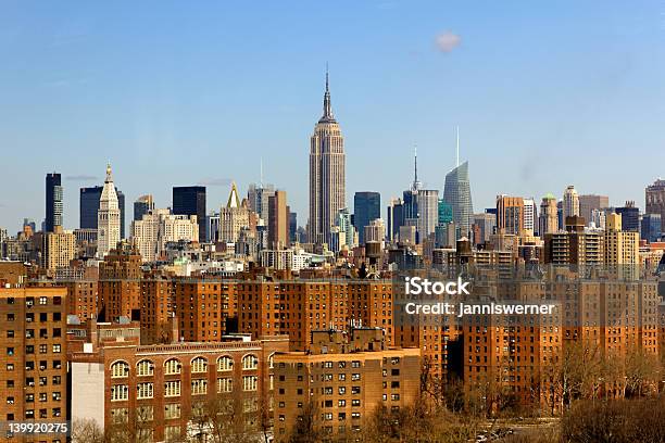 La Ciudad De Nueva York Manhattan Skyline Foto de stock y más banco de imágenes de Piso de protección oficial - Piso de protección oficial, Ciudad de Nueva York, Estado de Nueva York