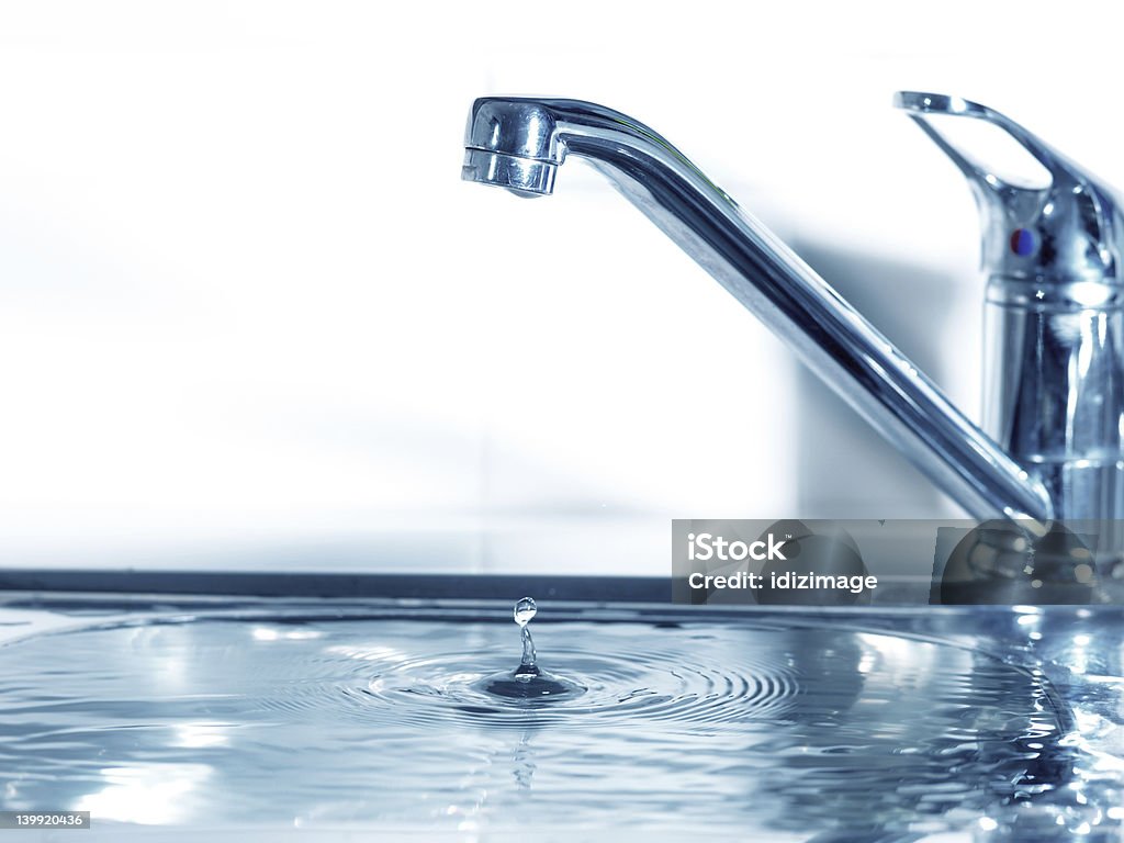 Torneira de água e soltar - Foto de stock de Torneira royalty-free
