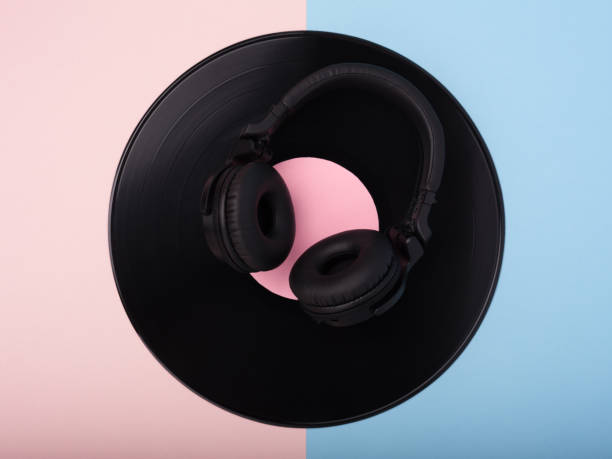 istock Musical symbols. History versus modernity 1399212848