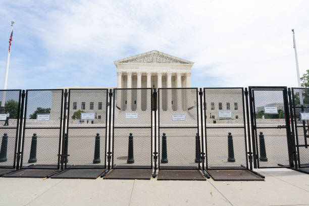 clôture autour de la cour suprême - national landmark editorial color image horizontal photos et images de collection