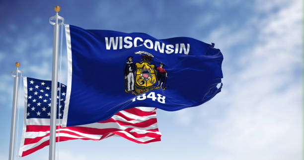 die staatsflagge von wisconsin weht zusammen mit der nationalflagge der vereinigten staaten von amerika - flag american culture flying sky stock-fotos und bilder