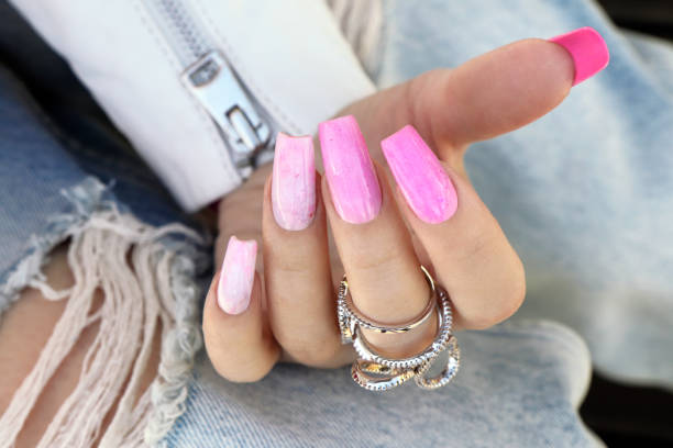 manicura rosa multicolor con uñas largas. - fingernail manicure beauty decoration fotografías e imágenes de stock