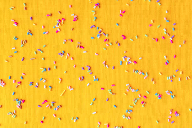 salpicaduras de colores sobre fondo amarillo - baked cake cupcake decoration fotografías e imágenes de stock