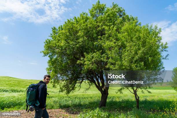 Doğada Yürüyüş Yapan Sırt Çantalı Adam Stock Photo - Download Image Now - 35-39 Years, Adult, Adults Only