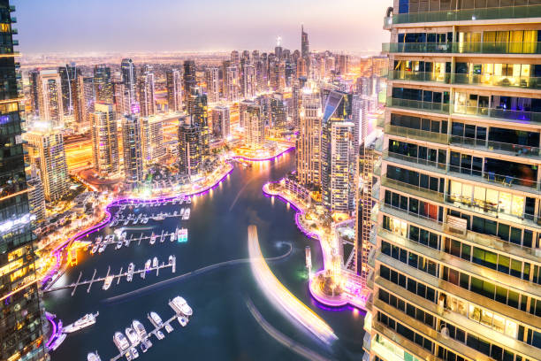 illuminated dubai marina at dusk, zjednoczone emiraty arabskie - sheik zayed road obrazy zdjęcia i obrazy z banku zdjęć