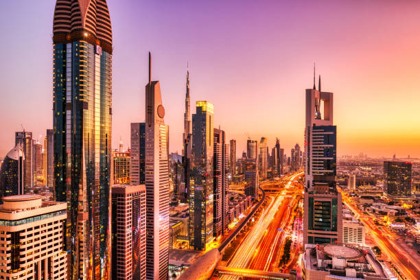 dubai skyline at sunset, zjednoczone emiraty arabskie - sheik zayed road obrazy zdjęcia i obrazy z banku zdjęć