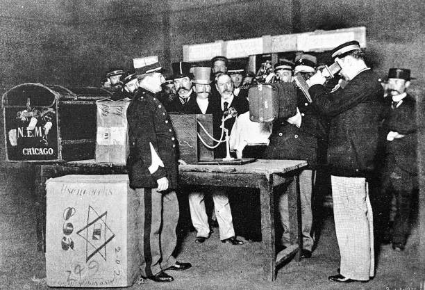 kontrola celna za pomocą promieni rentgenowskich - 1898 stock illustrations