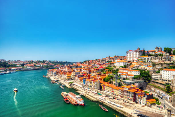 Paysage urbain aérien de Porto au-dessus du fleuve Douro pendant une journée ensoleillée - Photo