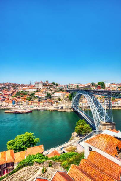 Paesaggio urbano aereo di Porto con il ponte Luis I e il fiume Douro durante una giornata di sole - foto stock