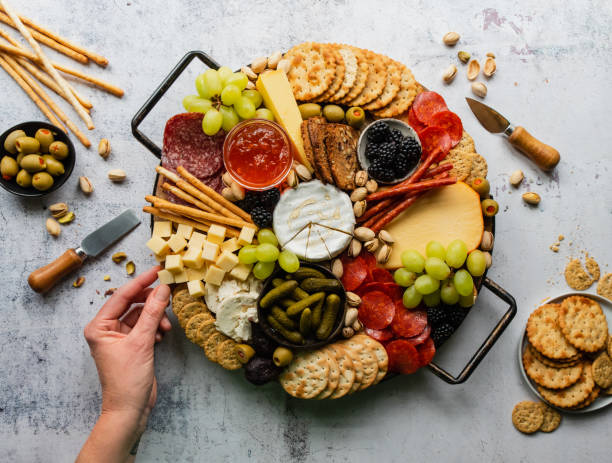 tabla de charcutería de carne, queso, fruta, galletas saladas. - charcutería fotografías e imágenes de stock