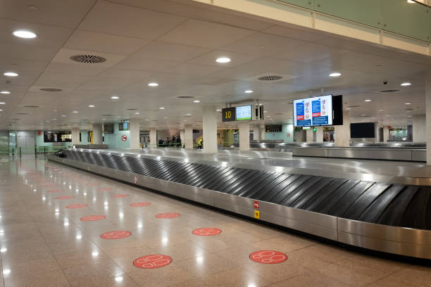 istock Empty luggage belt at the airport. Scanner for baggage inspection. 1399266400