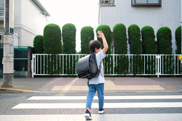 ragazzo della scuola elementare che va a scuola - randoseru foto e immagini stock