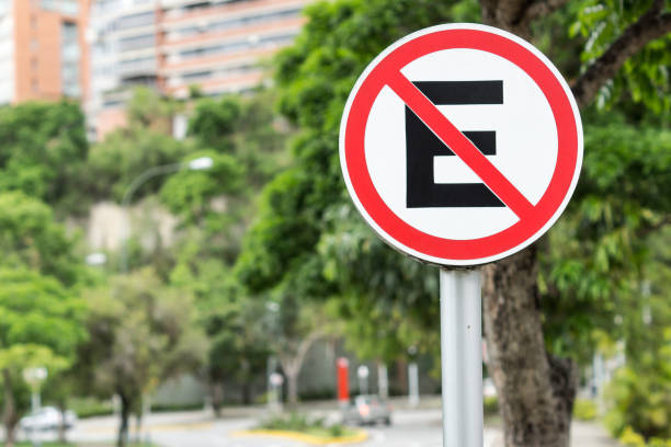 istock Traffic parking ban sign in spanish 1399309645