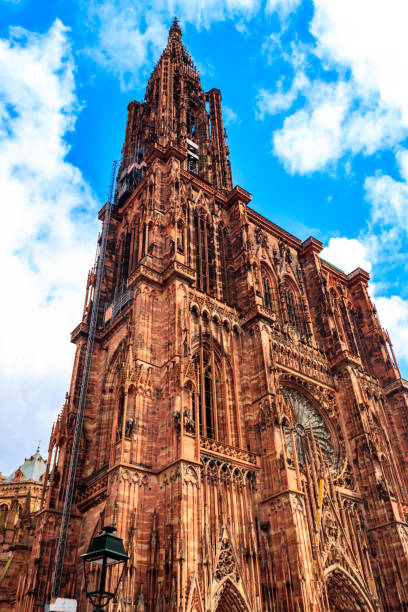 catedral de estrasburgo o la catedral de nuestra señora de estrasburgo en estrasburgo, francia - strasbourg cathedral fotografías e imágenes de stock