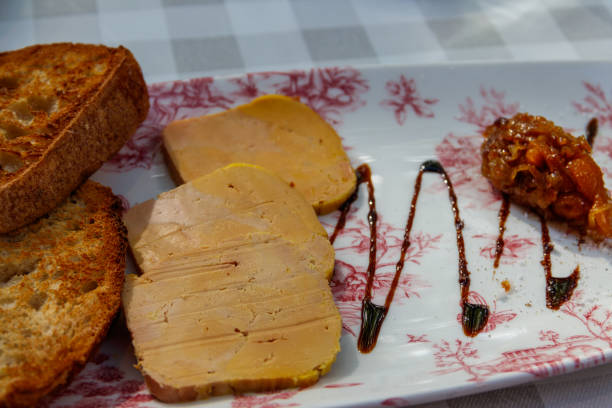 foie gras com molho e pão torrado - conta loja de miudezas - fotografias e filmes do acervo