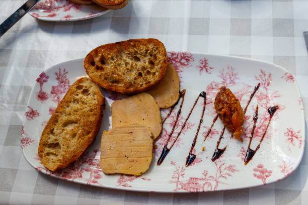 foie gras com molho e pão torrado. vista superior - conta loja de miudezas - fotografias e filmes do acervo