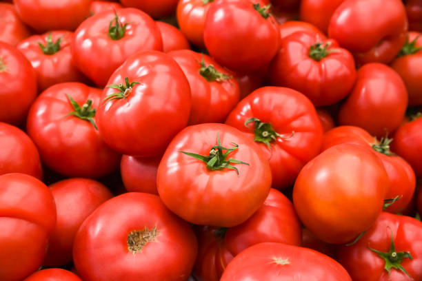 スーパーで重ねて販売中のトマト、トマトの食感。 - beefsteak tomato ストックフォトと画像