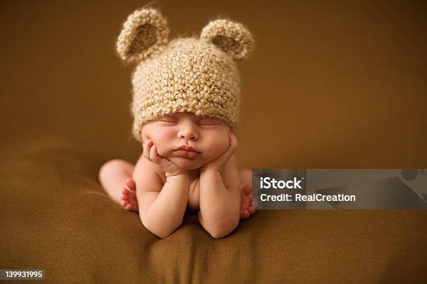 新生児寝室にニットの帽子 - 1人のストックフォトや画像を多数ご用意 - 1人, 1歳未満, くつろぐ
