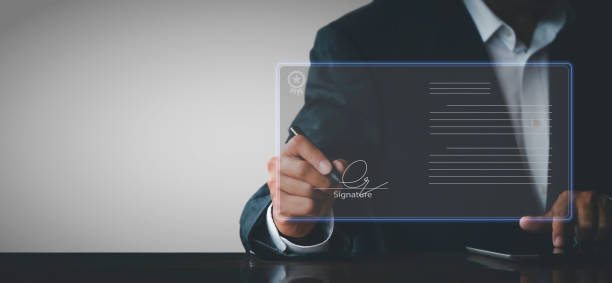 businessman use electronic pen sign signature on electronic E-signing, data sheet document management, paperless office concept. Businessman using stylus pen signing e document on digital tablet. empresario utiliza firma electrónica con firma con lápiz en la firma electrónica electrónica, gestión de documentos de hoja de datos, concepto de oficina sin papel. hombre de negocios que usa lápiz óptico firmando e documento en tableta digital.