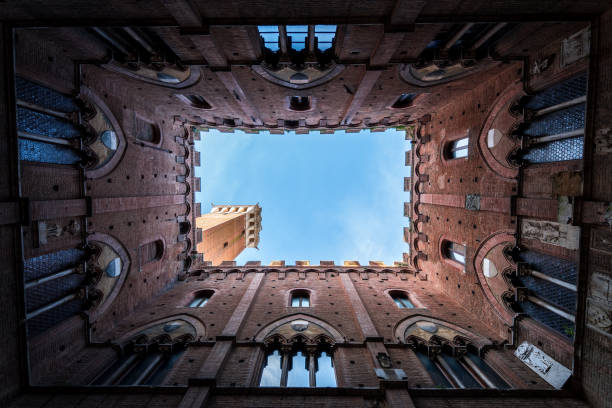 wewnętrzne patio wewnątrz budynku palazzo pubblico w sienie, - palazzo pubblico zdjęcia i obrazy z banku zdjęć