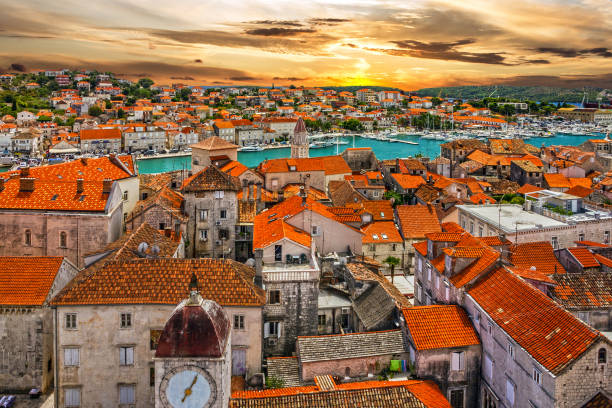 croazia, vista del tramonto della città di trogir, destinazione turistica croata. - traù foto e immagini stock