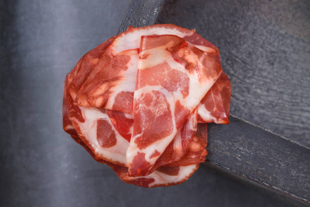 coppa di parma. coppa italiana affettata con spezie. prosciutto crudo. crudo o jamon. - delicatessen meat cold cuts chopped foto e immagini stock