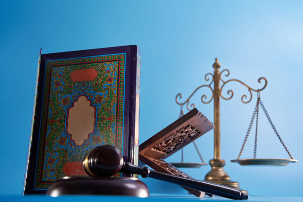 koncepcja prawa szariatu, młotkowy skala wagi i święty koran - sharia zdjęcia i obrazy z banku zdjęć