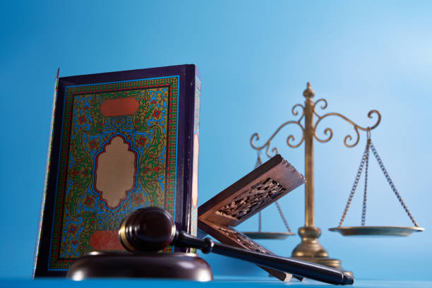 sharia law concept , gavel hammer libra scale and holly koran - sharia imagens e fotografias de stock