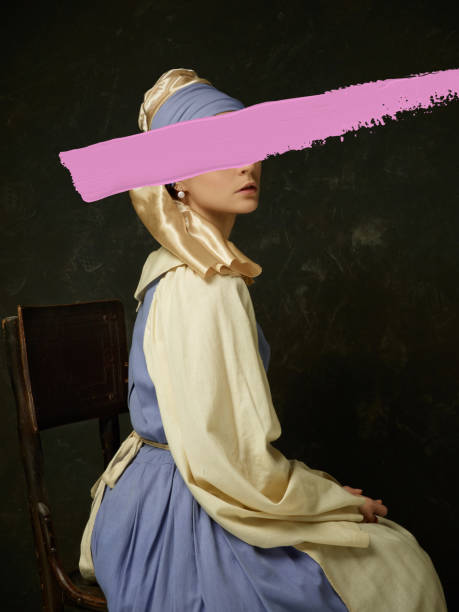 retrato de jovem vestindo traje histórico, vestido de espartilho e gorro com tinta de traço rosa no rosto. linda camponesa usando uma fantasia de tordo. obra de arte contemporânea - bird fashion color image women - fotografias e filmes do acervo