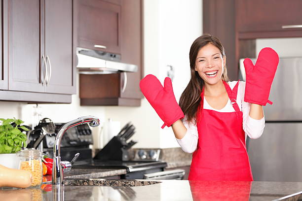 backen kochen frau glücklich - stereotypical housewife women domestic kitchen brown hair stock-fotos und bilder