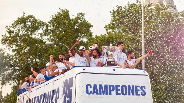 bus de l’équipe arrivant à la plaza de cibeles pour célébrer le titre de champion conquis par le real madrid - conquered photos et images de collection