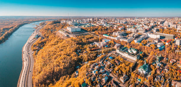 vista aérea de la orilla del río y el distrito central y el centro de la ciudad con edificios administrativos y gubernamentales en el pintoresco otoño dorado - occupation government administrator county fotografías e imágenes de stock