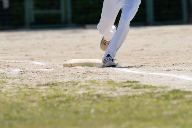 running baseball player - base runner imagens e fotografias de stock