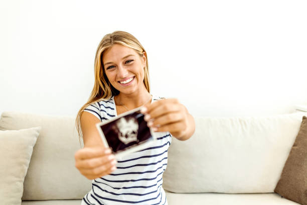 i'm pregnant! - abdomen gynecological examination women loving imagens e fotografias de stock