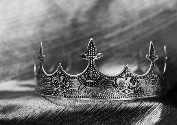 couronne d’empereur, symbole de succès. noir et blanc. - royaume photos et images de collection