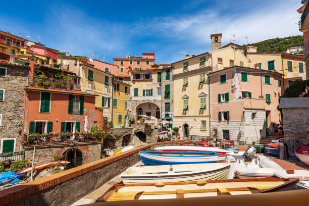 marina du petit et ancien village de tellaro, golfe de la spezia, ligurie, italie, europe - moored nautical vessel people traveling famous place photos et images de collection