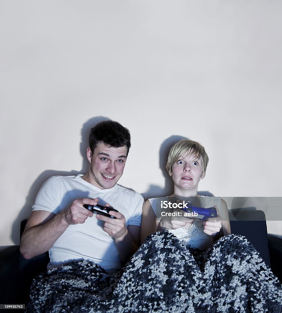 Pareja jugando juegos de video - Foto de stock de Sofá libre de derechos