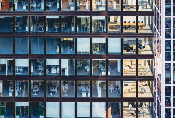 corporate building facade in windows of glass and steel - multi story building imagens e fotografias de stock