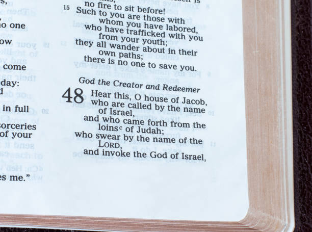 deus, o criador e o redentor, versículos em um livro da bíblia sagrada aberto - praise the lord - fotografias e filmes do acervo