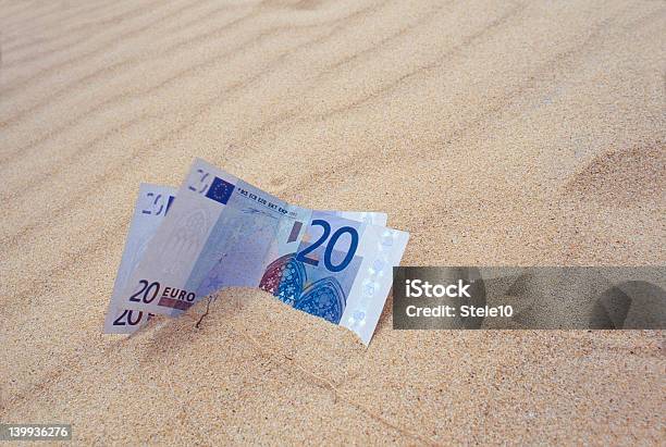 Eurobanknoten Auf Sand Stockfoto und mehr Bilder von Beige - Beige, Blau, EU-Währung