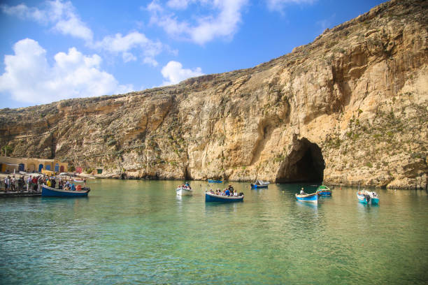 mar interior en gozo - gozo malta natural arch natural phenomenon fotografías e imágenes de stock