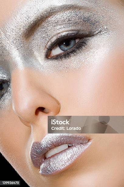 Closeup Di Makeup Dargento - Fotografie stock e altre immagini di Argentato - Argentato, Labbra, Occhio