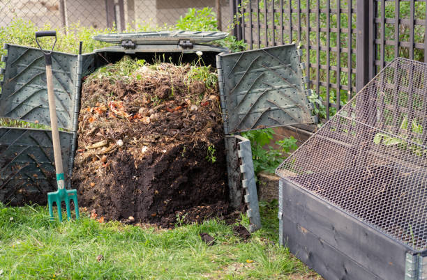offener kompostbehälter mit frisch hergestelltem kompost, grabgabel und sieb über hochbeet bereit zum pflanzen - kompost stock-fotos und bilder